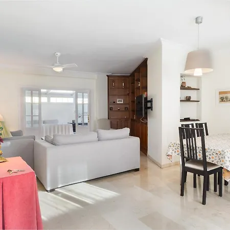 Wide With Terrace & Parking- 3bd 2bth- Alfalfa *